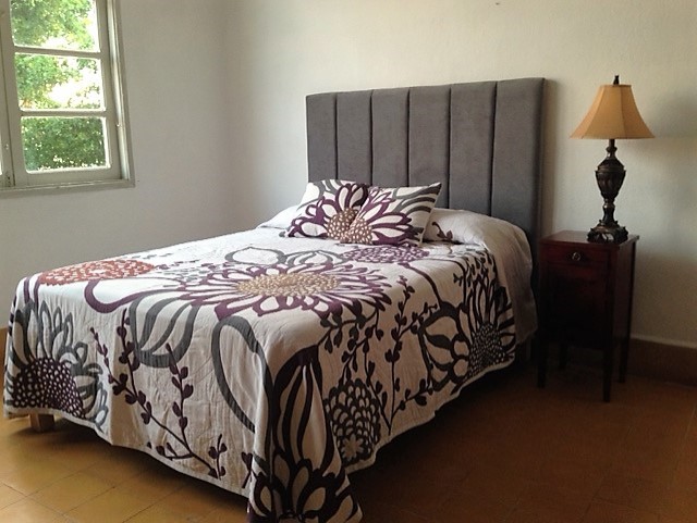 thumbnail_depa-14-recamara-principal-cama-queen-size-y-buro-con-lampara